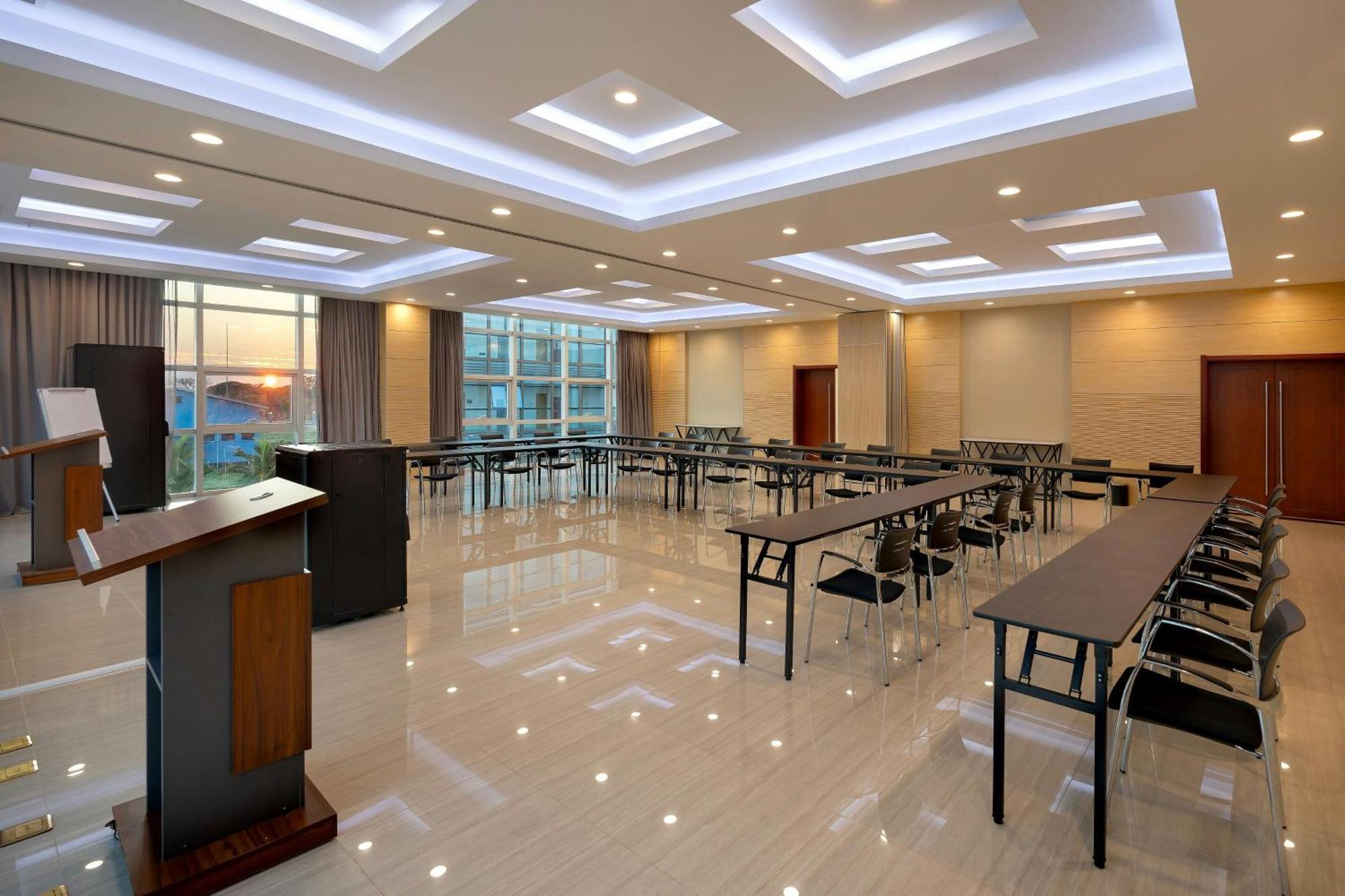 Protea Hotel By Marriott Lusaka International Airport Екстер'єр фото