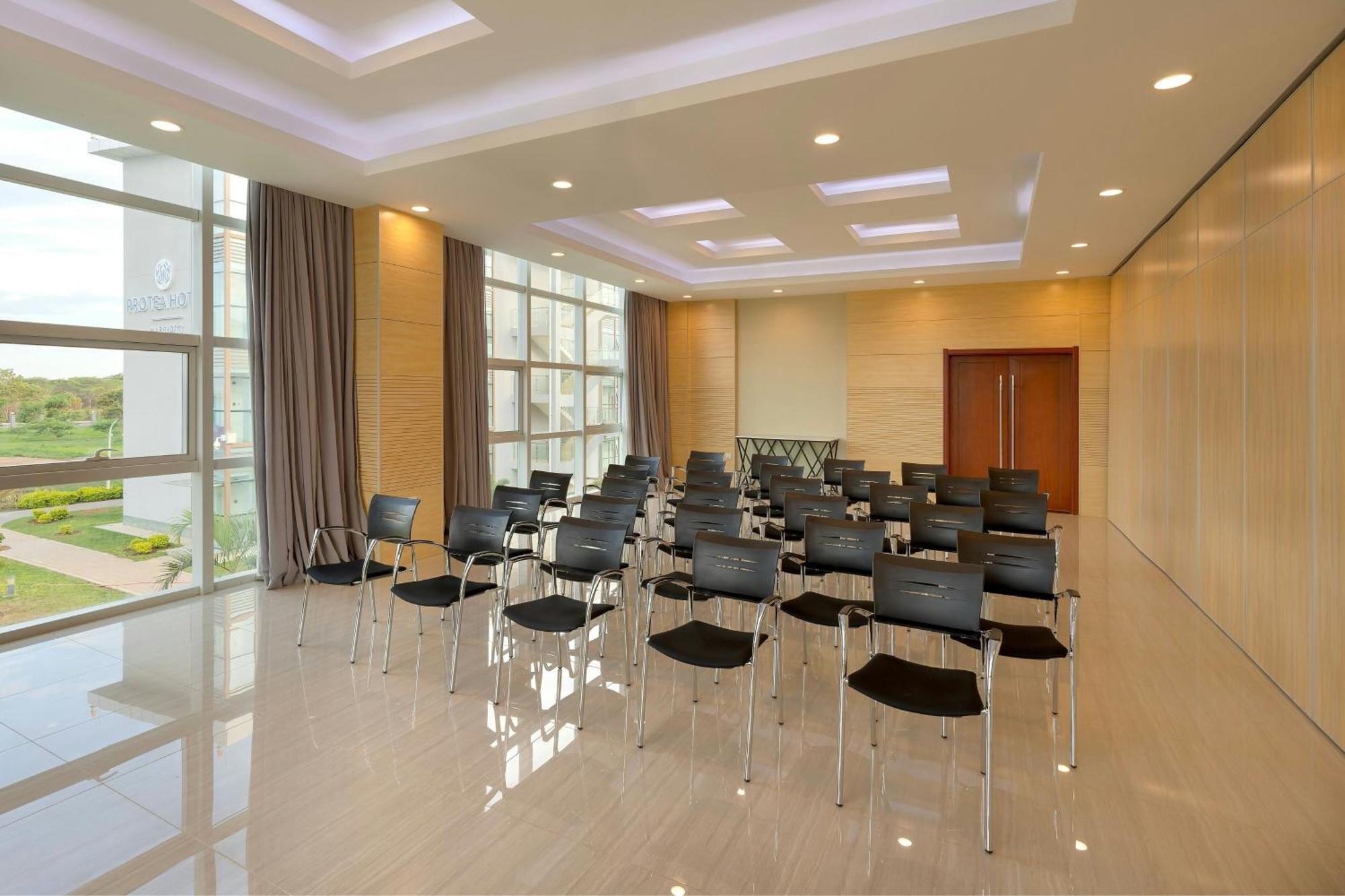 Protea Hotel By Marriott Lusaka International Airport Екстер'єр фото