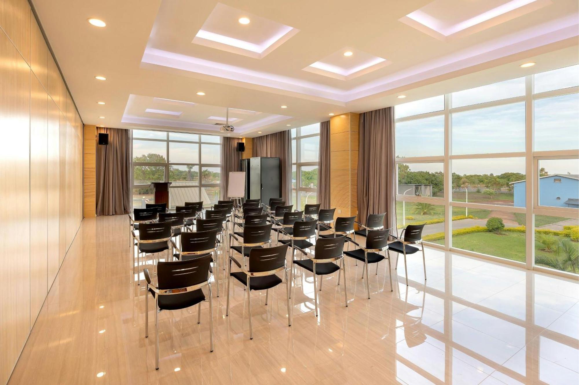 Protea Hotel By Marriott Lusaka International Airport Екстер'єр фото
