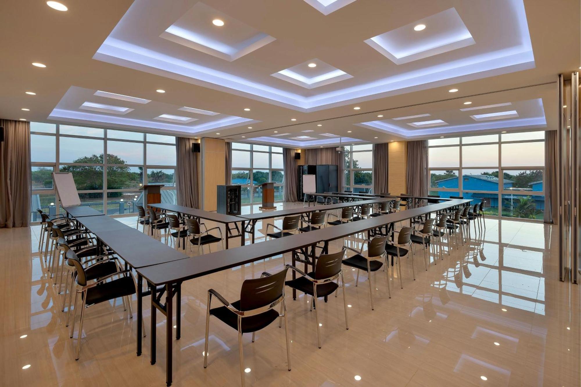 Protea Hotel By Marriott Lusaka International Airport Екстер'єр фото