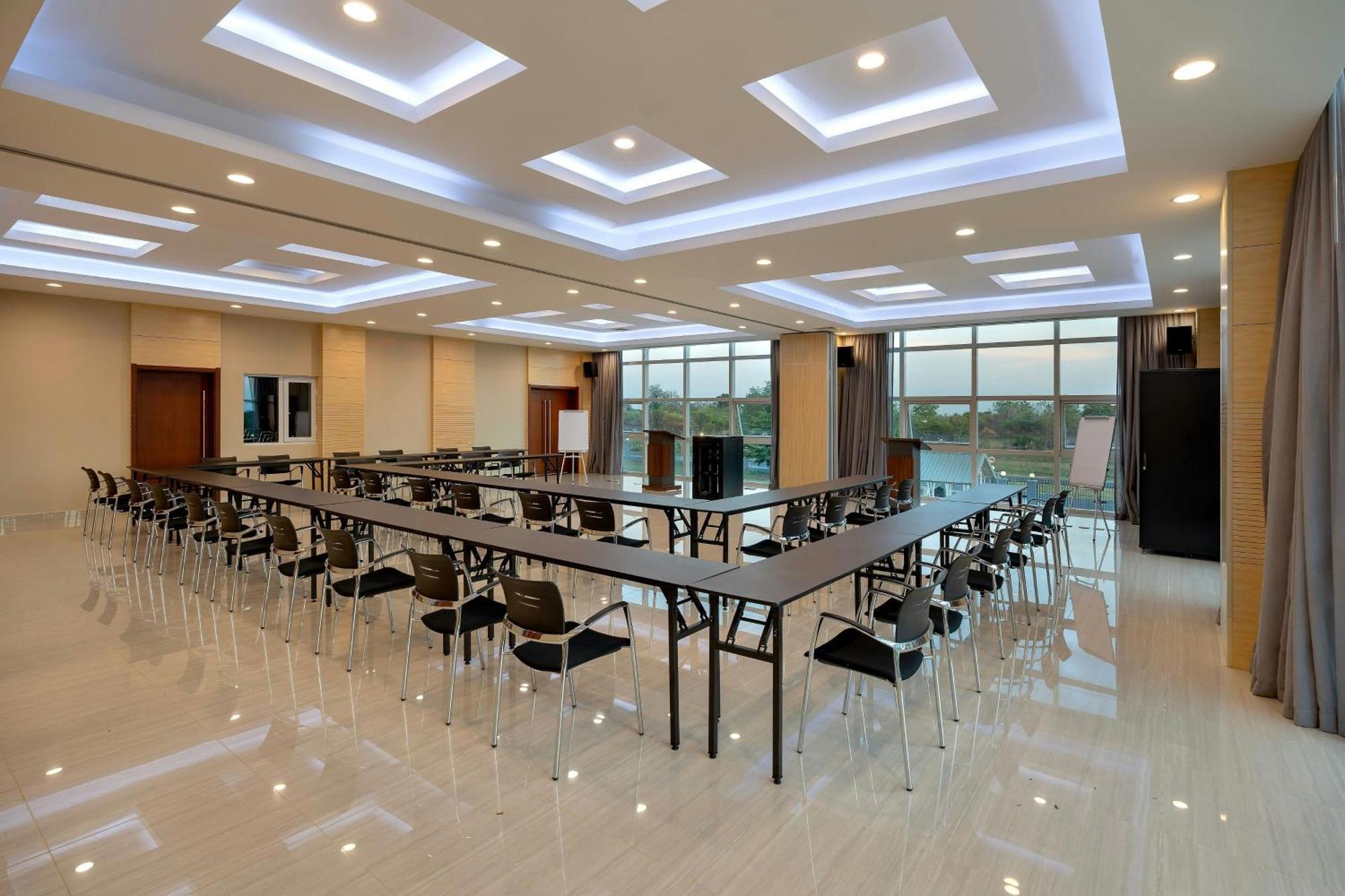 Protea Hotel By Marriott Lusaka International Airport Екстер'єр фото