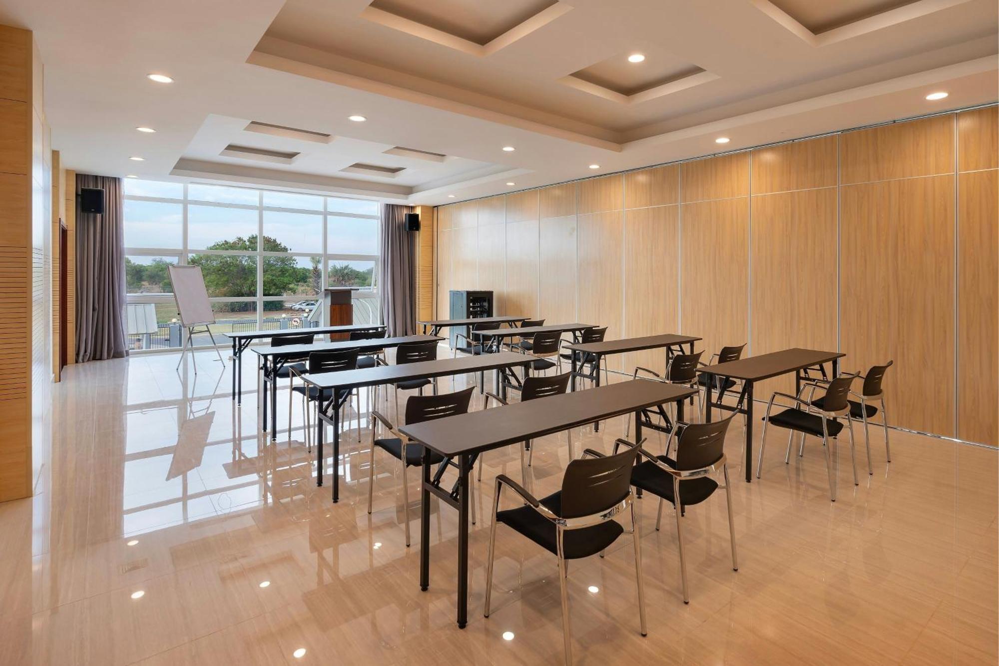Protea Hotel By Marriott Lusaka International Airport Екстер'єр фото
