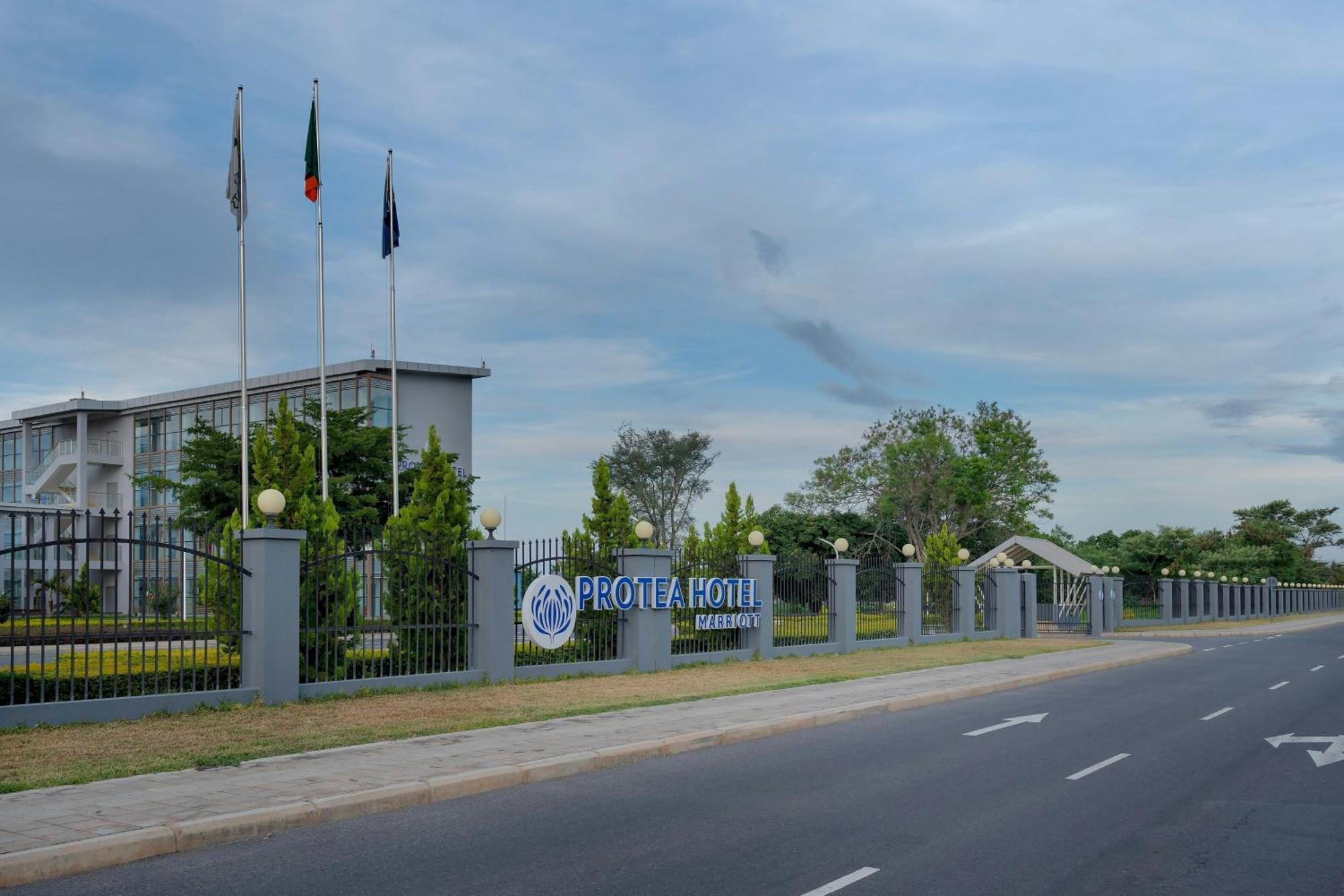 Protea Hotel By Marriott Lusaka International Airport Екстер'єр фото